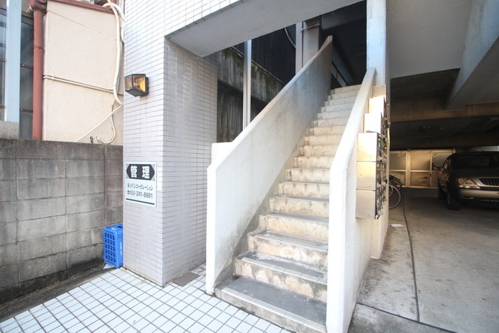 物件外観写真2　(エントランス部分)