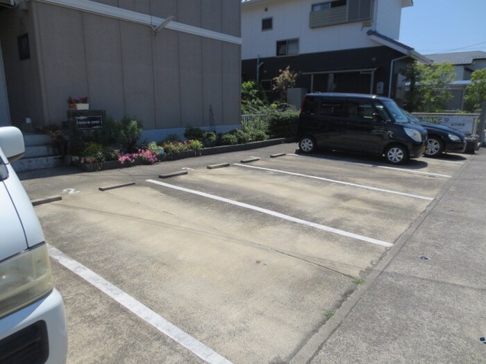 物件外観写真3　(駐車場)