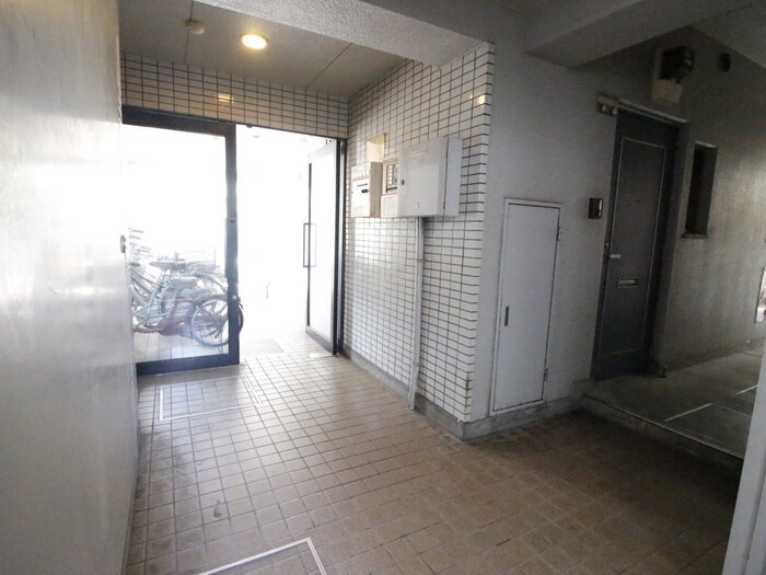 物件外観写真6　(エントランス部分)