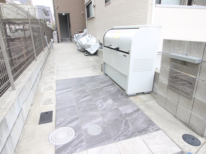 物件外観写真3　(エントランス部分)