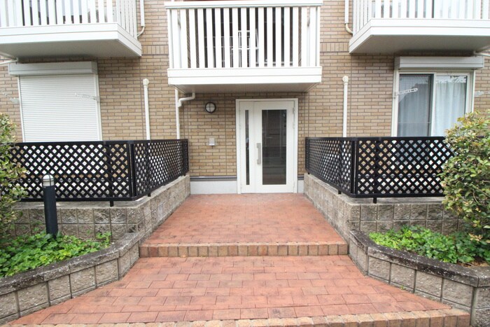 物件外観写真4　(エントランス部分)