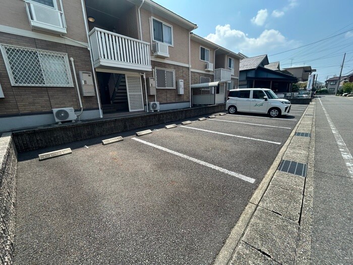 物件外観写真3　(駐車場)