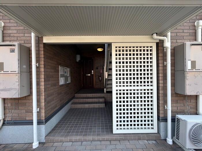 物件外観写真6　(エントランス部分)
