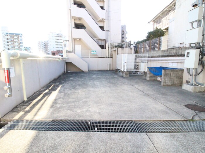 物件外観写真6　(駐車場)