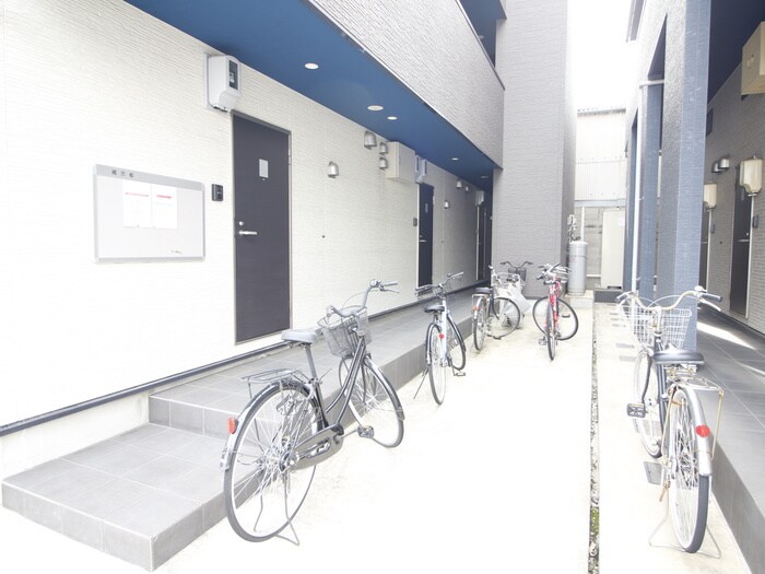 物件外観写真3　(エントランス部分)