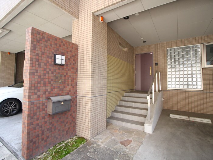 物件外観写真5　(エントランス部分)