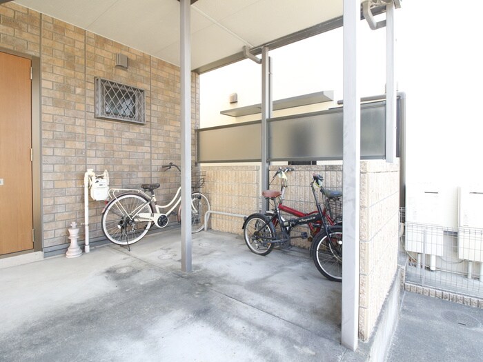 物件外観写真3　(駐輪場)