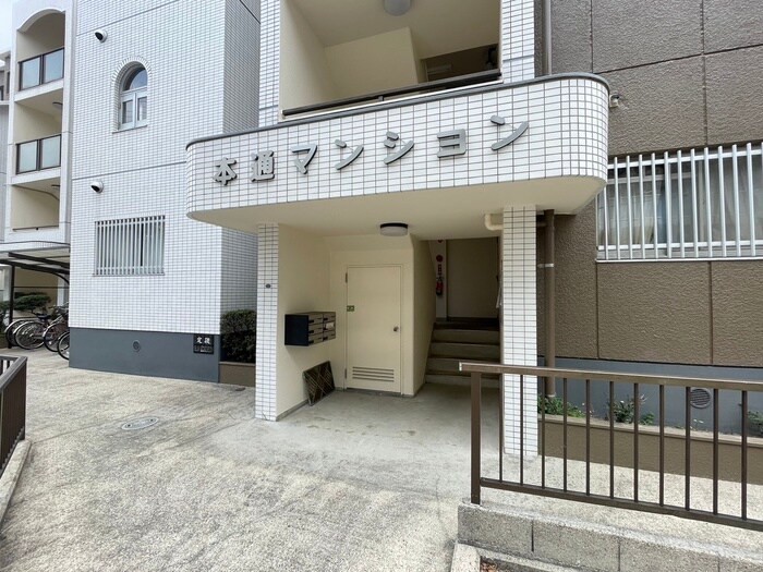 物件外観写真2　(エントランス部分)