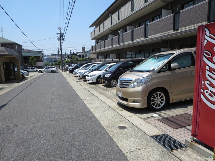 アドバンスユタカの駐車場