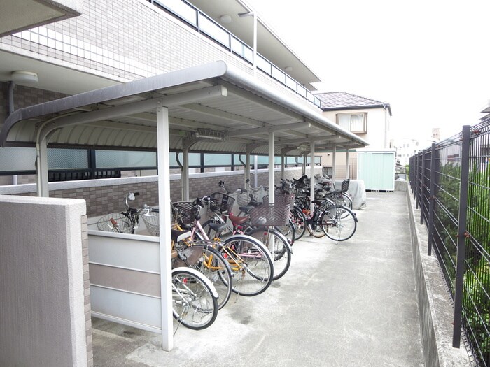 アドバンスユタカの駐輪場