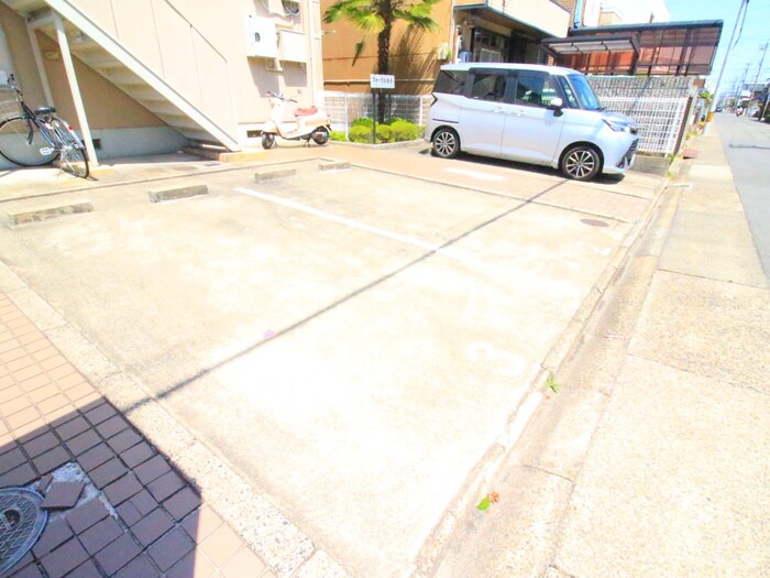 物件外観写真3　(駐車場)