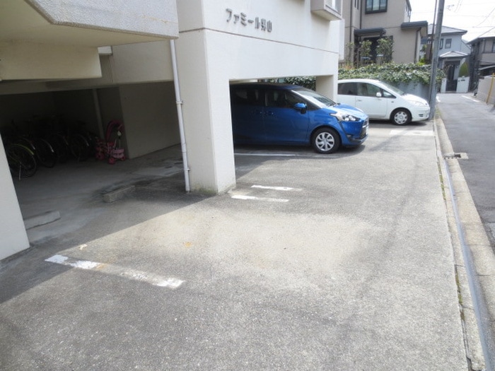 物件外観写真4　(駐車場)