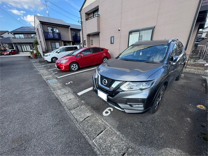 物件外観写真3　(駐車場)