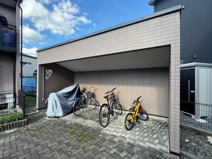 物件外観写真4　(駐輪場)