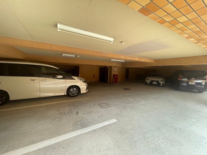 物件外観写真6　(駐車場)