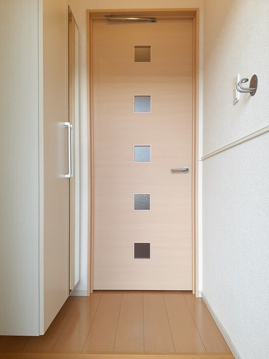 物件内観写真8　(玄関)