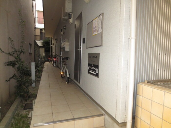 物件外観写真2　(エントランス部分)