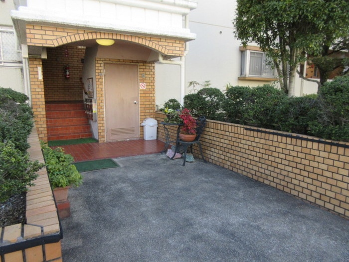 物件外観写真2　(エントランス部分)