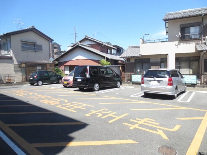 物件外観写真5　(駐車場)