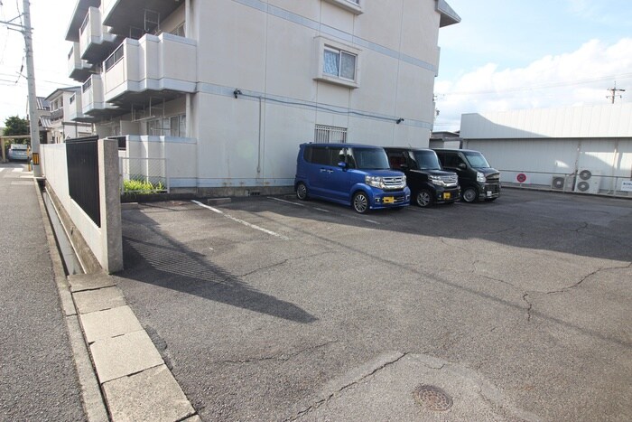 物件外観写真6　(駐車場)