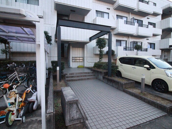 物件外観写真3　(エントランス部分)