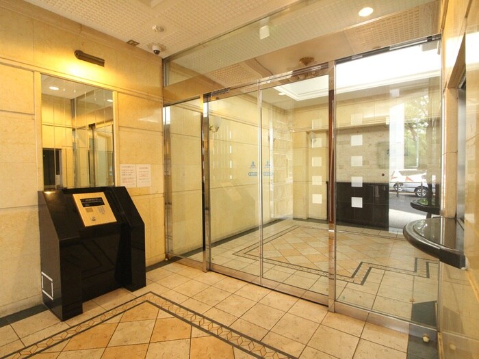 物件外観写真4　(エントランス部分)