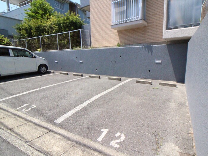 物件外観写真2　(駐車場)