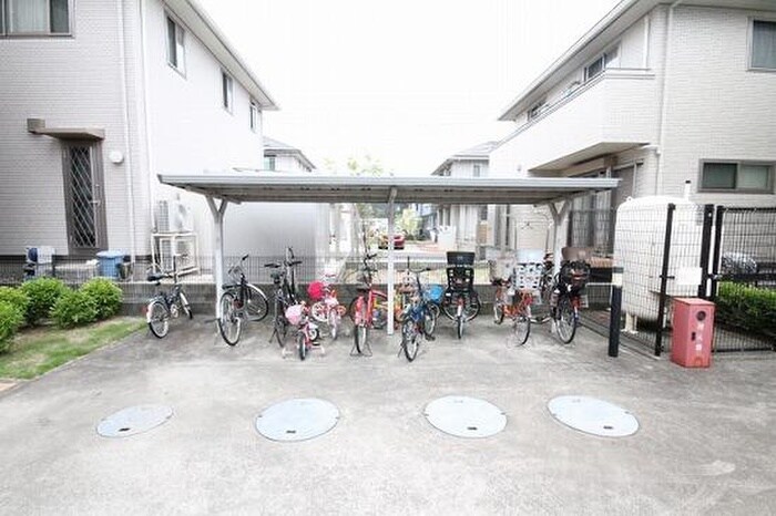 物件外観写真3　(駐輪場)