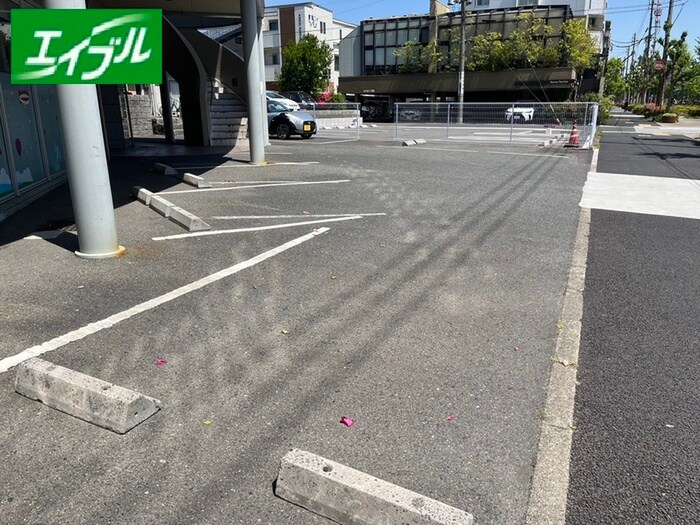 物件外観写真2　(駐車場)