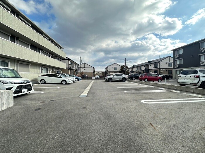 物件外観写真4　(駐車場)