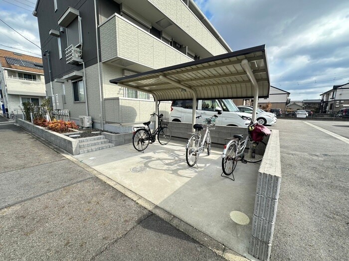 物件外観写真5　(駐輪場)
