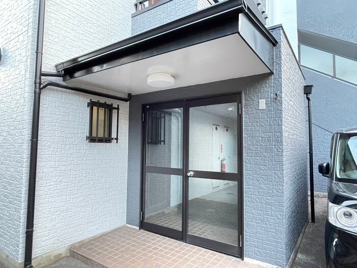 物件外観写真3　(エントランス部分)
