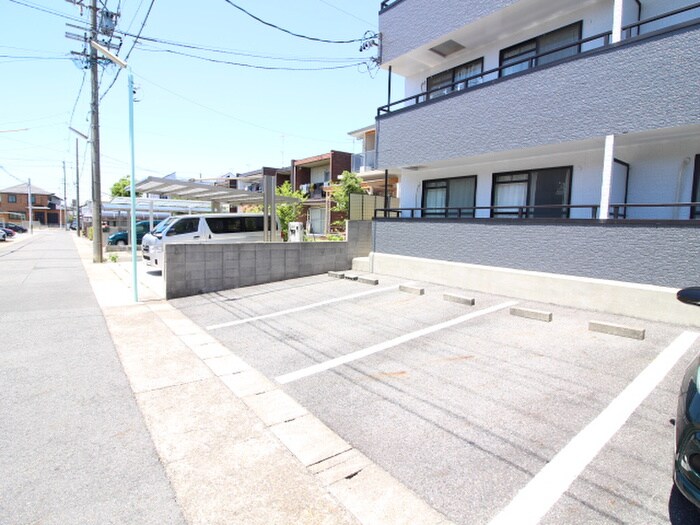 物件外観写真5　(駐車場)