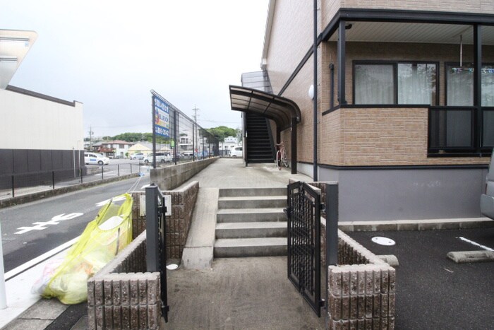 物件外観写真4　(エントランス部分)