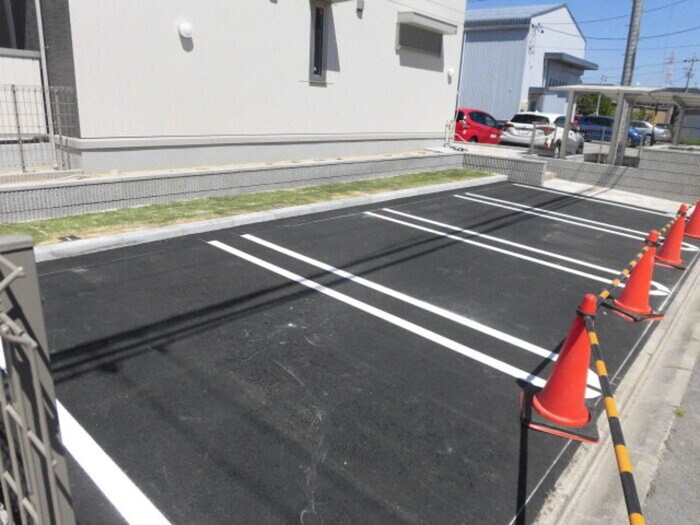 物件外観写真5　(駐車場)