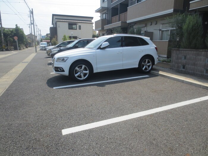 物件外観写真6　(駐車場)