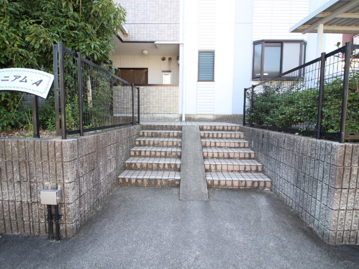 物件外観写真6　(エントランス部分)