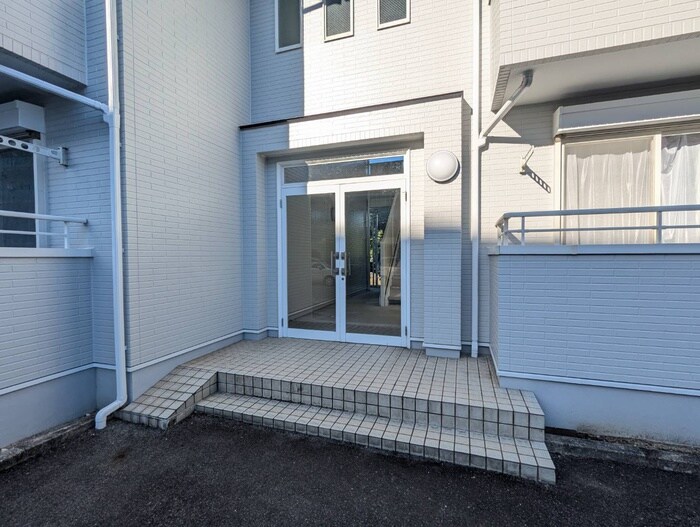 物件外観写真3　(エントランス部分)