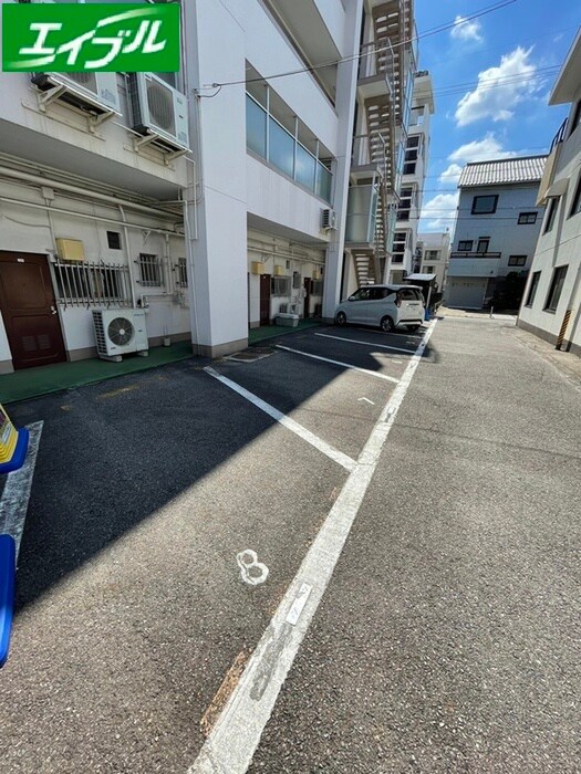 物件外観写真5　(駐車場)