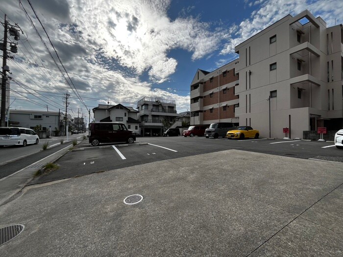 物件外観写真3　(駐車場)