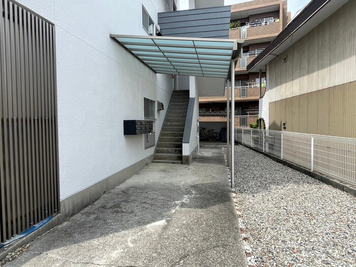 物件外観写真2　(エントランス部分)