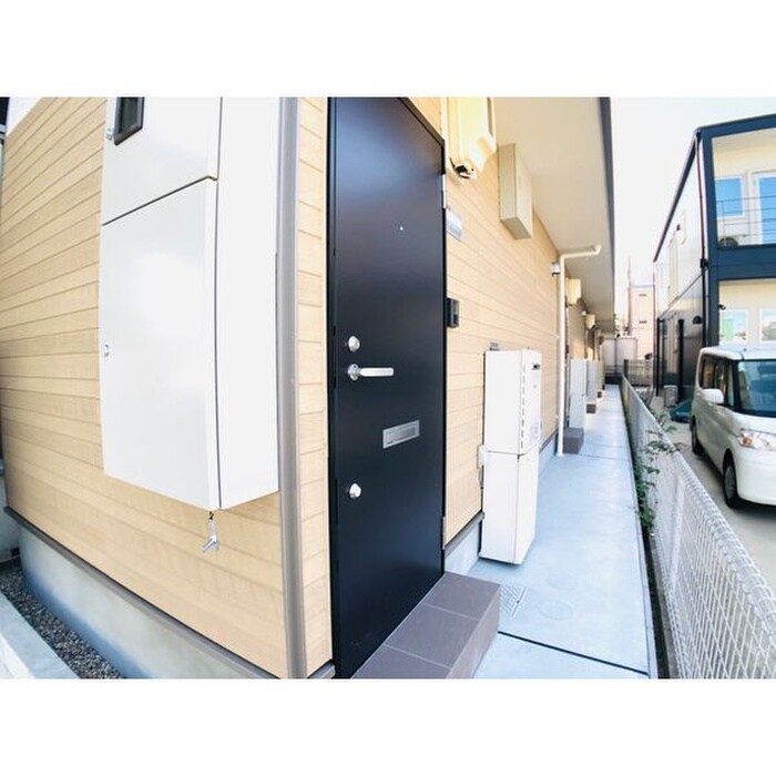 物件外観写真2　(エントランス部分)