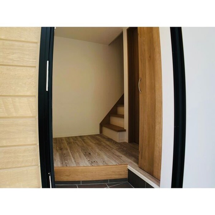 物件内観写真8　(玄関)