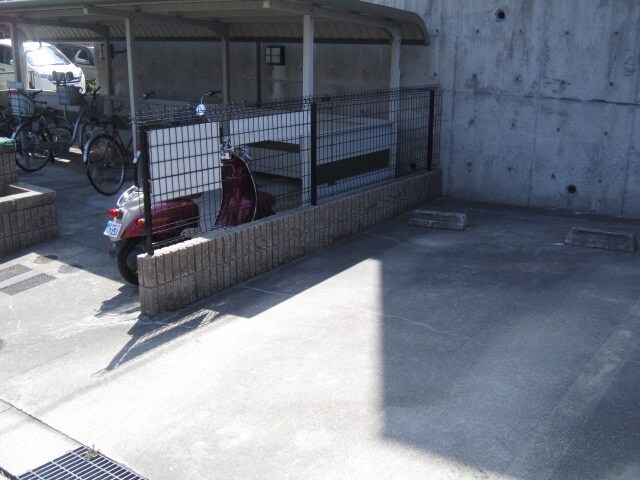 物件外観写真3　(駐輪場)
