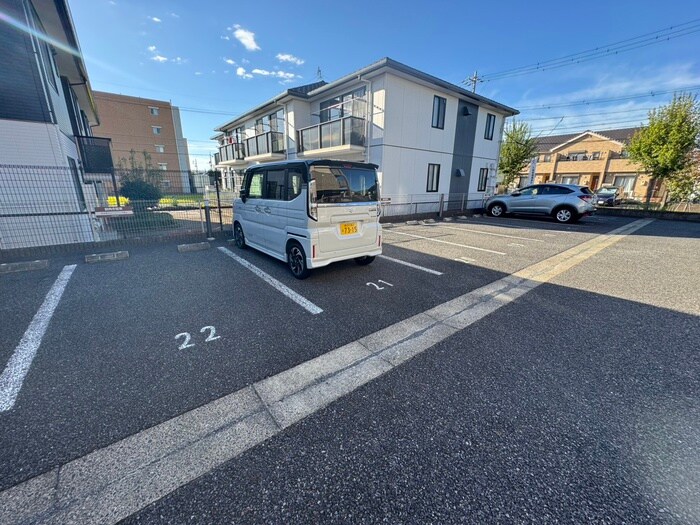 物件外観写真4　(駐車場)