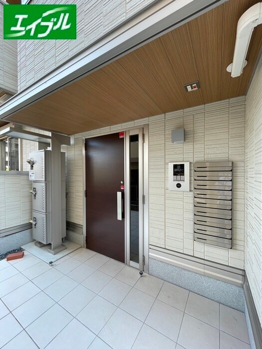 物件外観写真3　(エントランス部分)