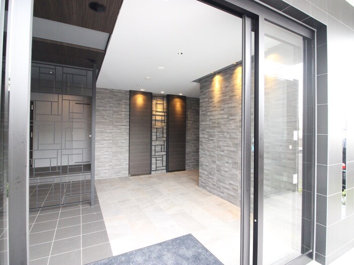 物件外観写真4　(エントランス部分)