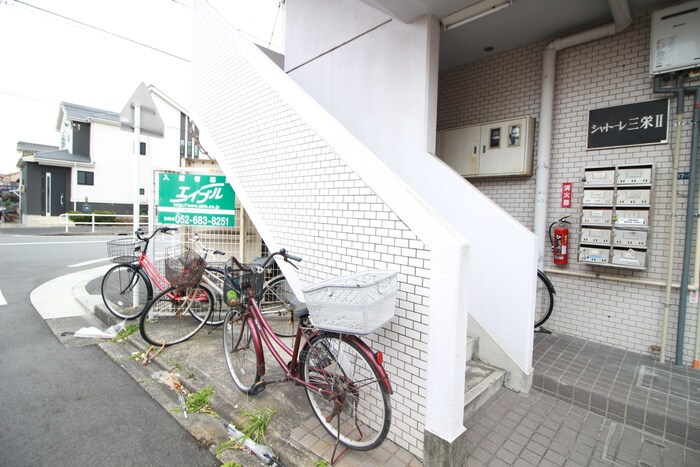 物件外観写真4　(駐輪場)