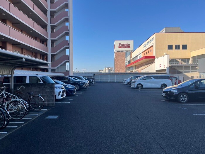 物件外観写真2　(駐車場)