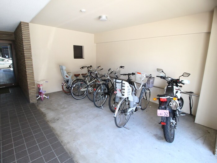 物件外観写真5　(駐輪場)